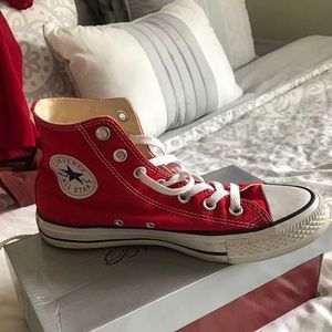 Hi guys! I am selling these red high top Converse!